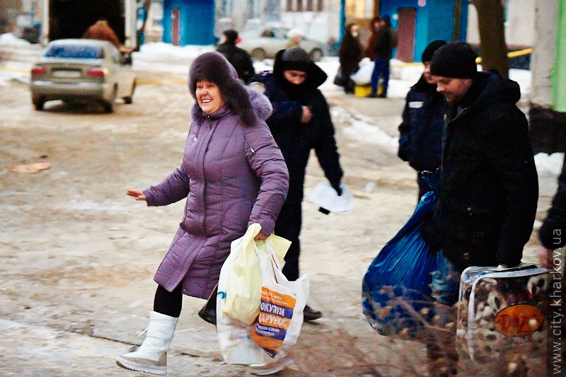 Мешканці пошкодженого вибухом будинку забирають речі з квартир