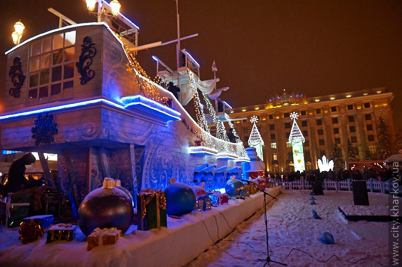На площі Свободи засяяла новорічна ялинка