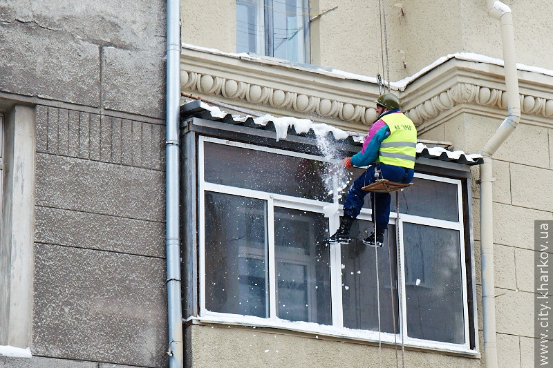36 альпіністів прибирають бурульки у Харкові 