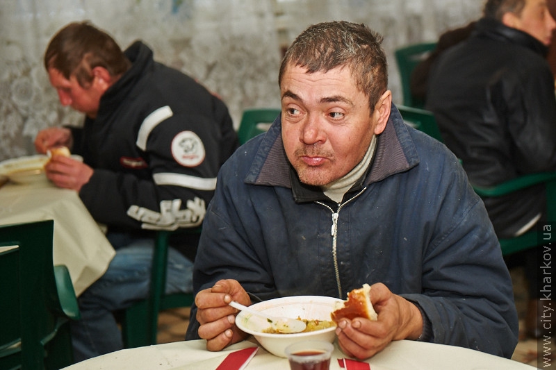 У Харкові працює їдальня для безпритульних - 7
