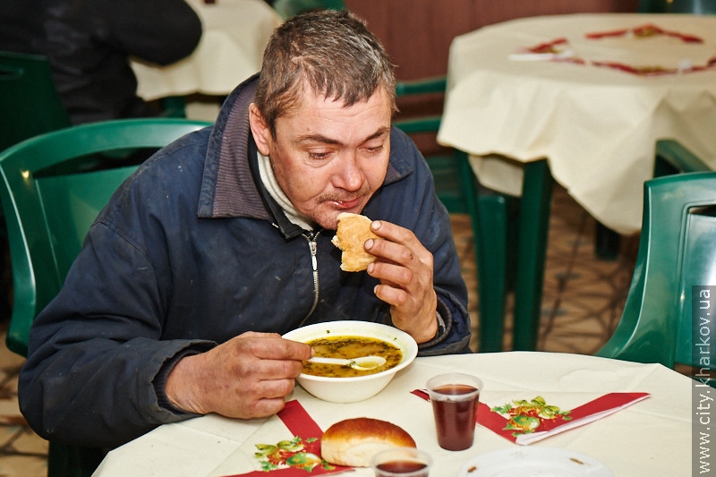 У Харкові працює їдальня для безпритульних - 16