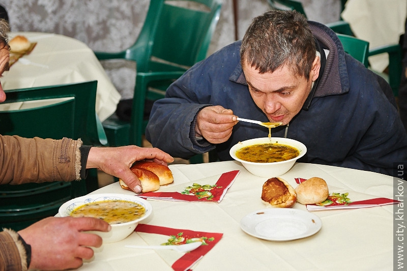У Харкові працює їдальня для безпритульних - 21