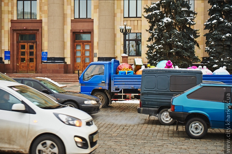 На площі Свободи прибирають ялинку і новорічні декорації - 3