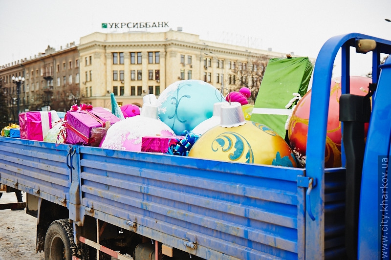 На площі Свободи прибирають ялинку і новорічні декорації - 13