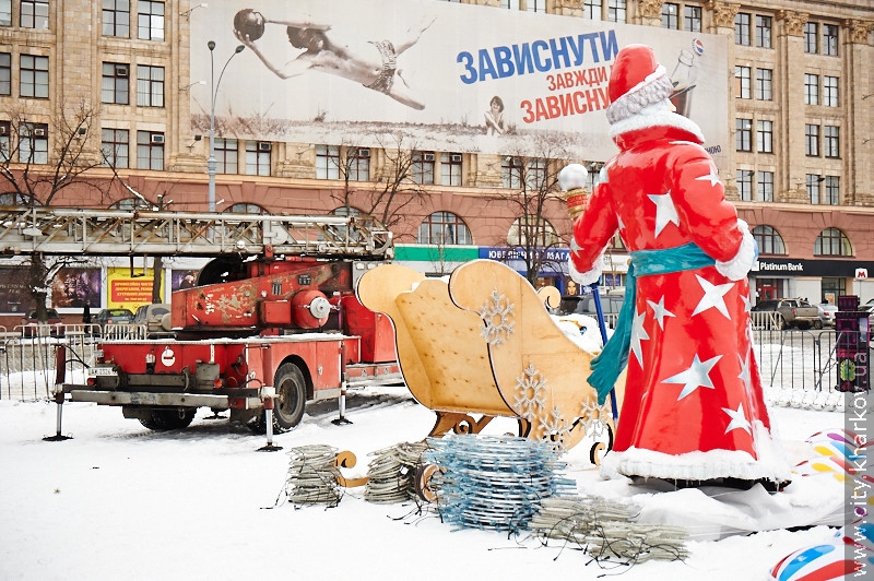На площі Свободи прибирають ялинку і новорічні декорації - 19