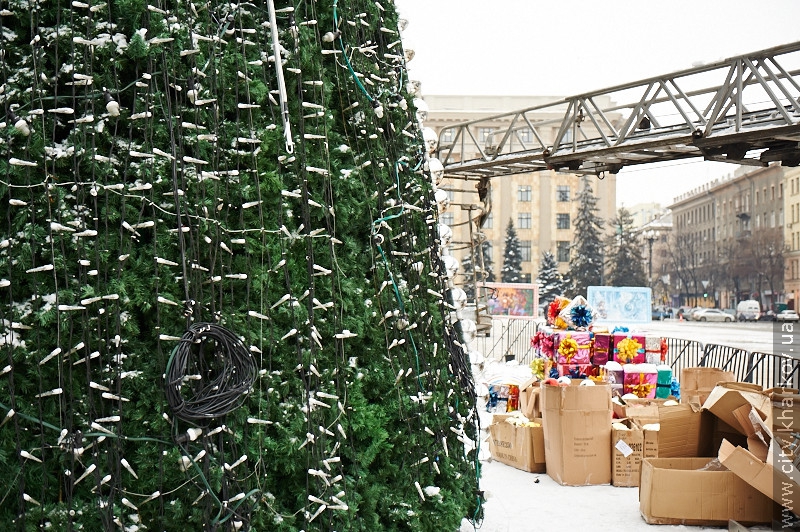 На площі Свободи прибирають ялинку і новорічні декорації - 23