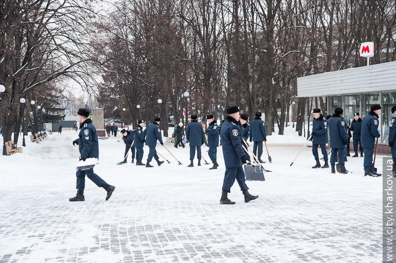 Курсанти Академії внутрішніх військ на прибиранні снігу на площі Повстання - 4