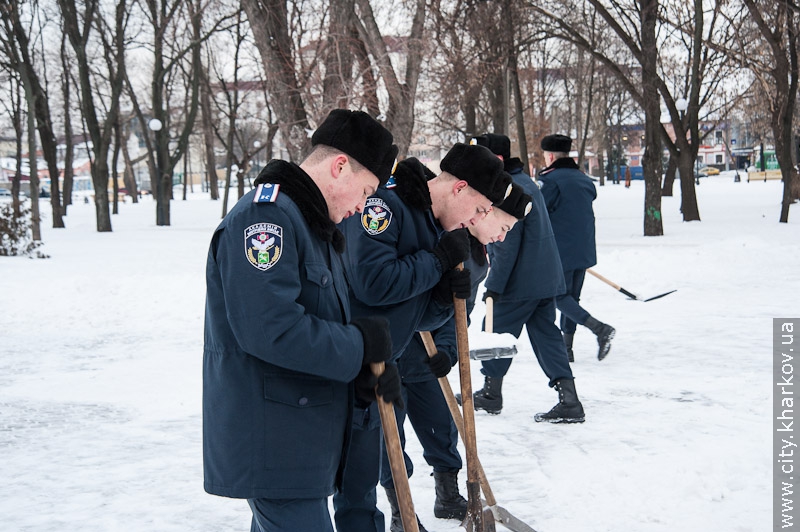 Курсанти Академії внутрішніх військ на прибиранні снігу на площі Повстання - 6