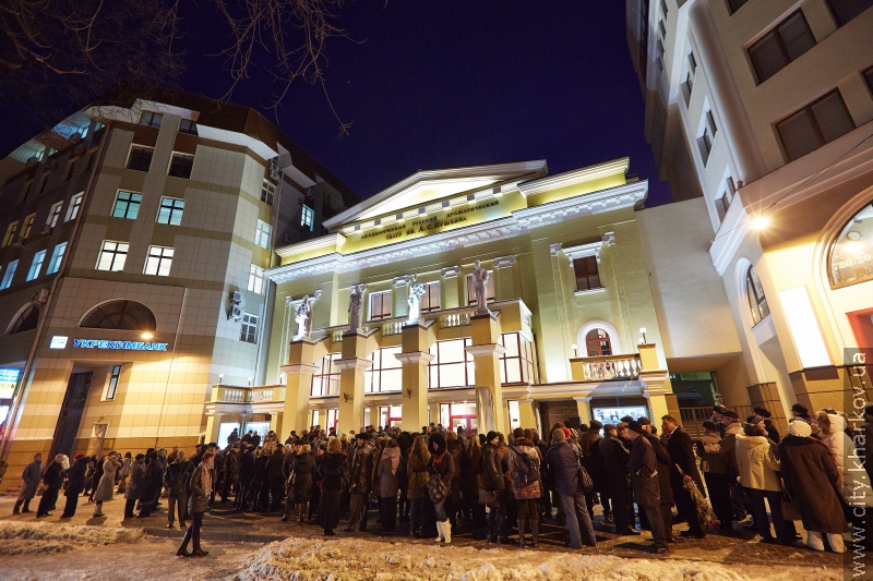 На будівлі театру Пушкіна встановили меморіальну дошку Олександру Барсегяну
