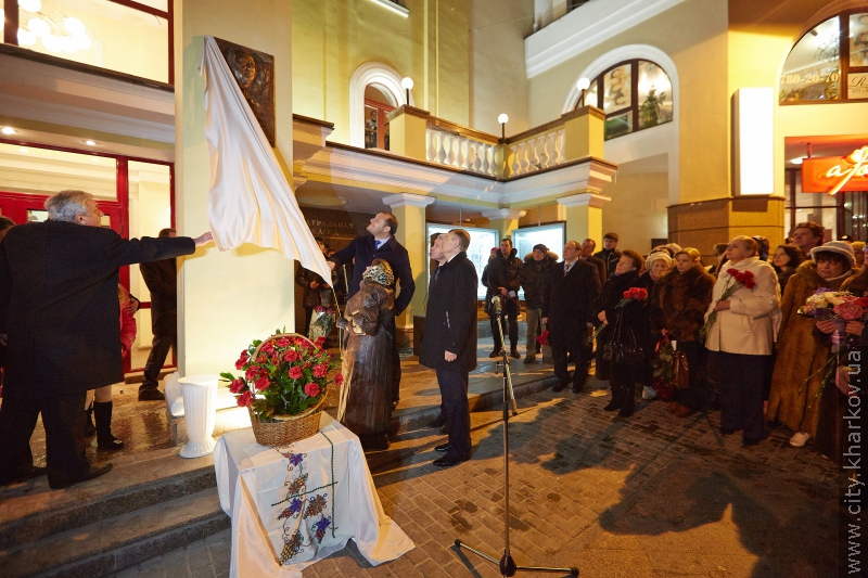На будівлі театру Пушкіна встановили меморіальну дошку Олександру Барсегяну - 14
