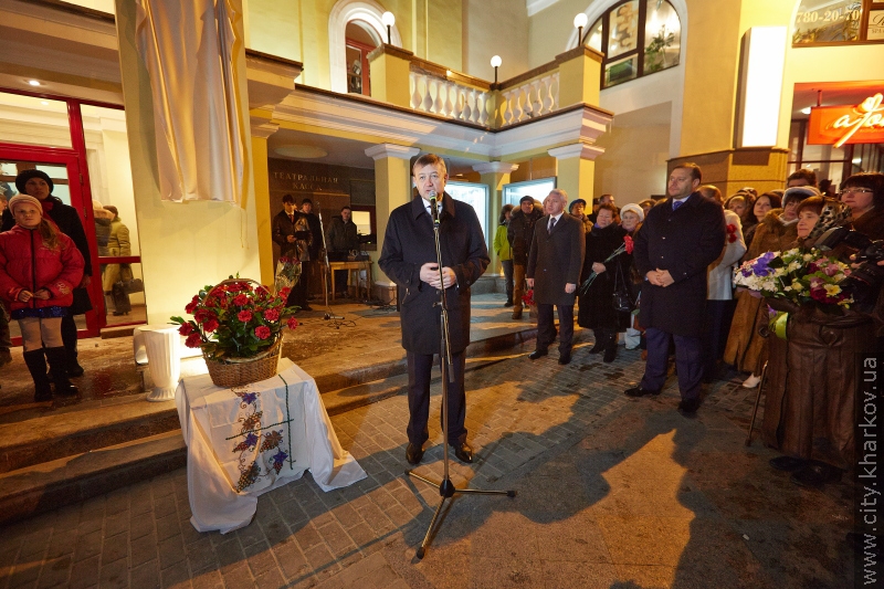 На будівлі театру Пушкіна встановили меморіальну дошку Олександру Барсегяну - 17