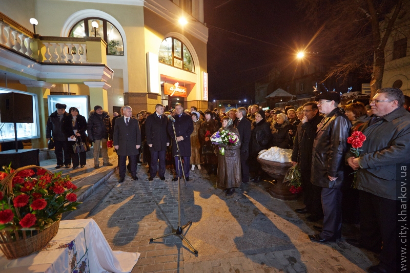 На будівлі театру Пушкіна встановили меморіальну дошку Олександру Барсегяну - 21