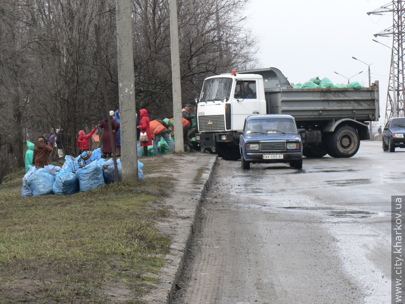У районах Харкова пройшли суботники - 10