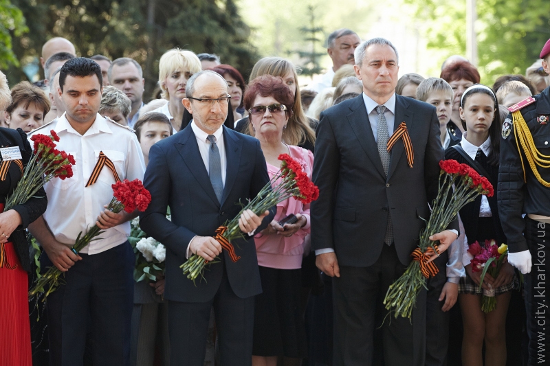 Геннадій Кернес поклав квіти до братської могили у Кулиничах