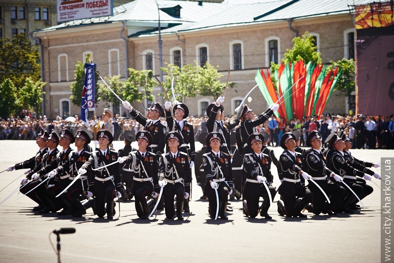 На площі Свободи пройшла військово-театралізована вистава до Дня Перемоги