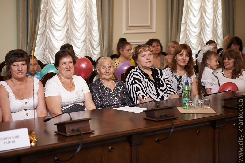 У міськраді вшановували сім'ї, які взяли під опіку дітей-сиріт