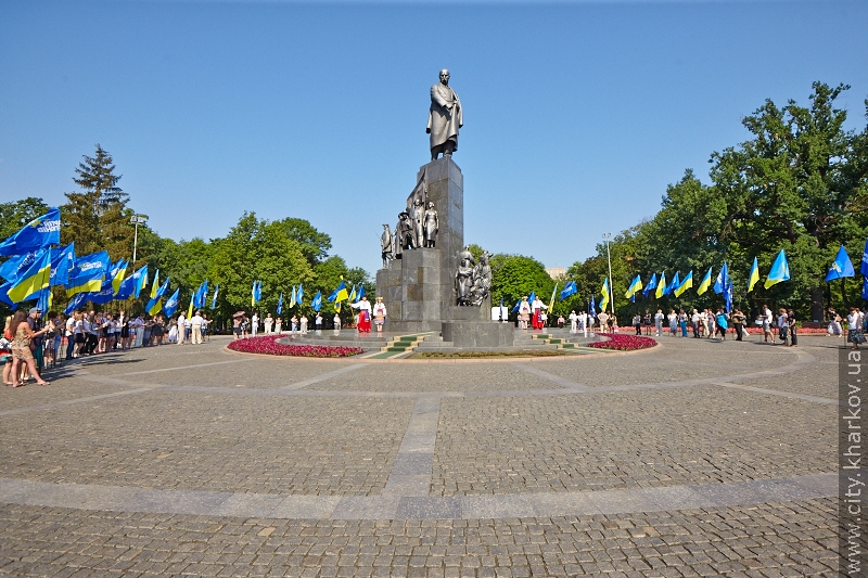 До пам'ятника Шевченку поклали квіти з нагоди Дня Конституції