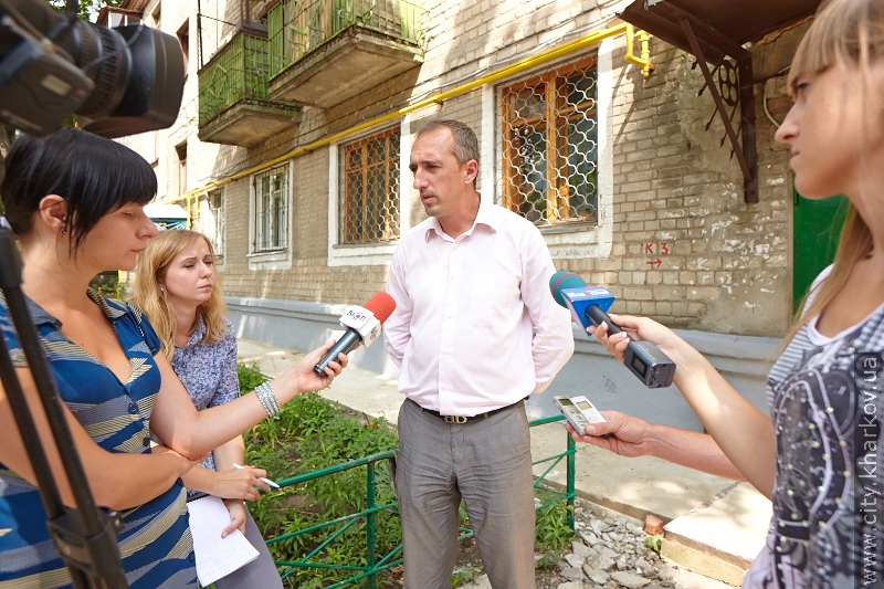 У під'їзді будинку по пров. Забайкальському відновили зруйновані сходи - 5
