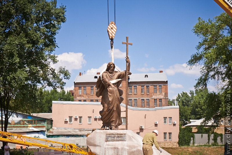 У Харкові почали встановлювати пам'ятник Андрію Первозванному