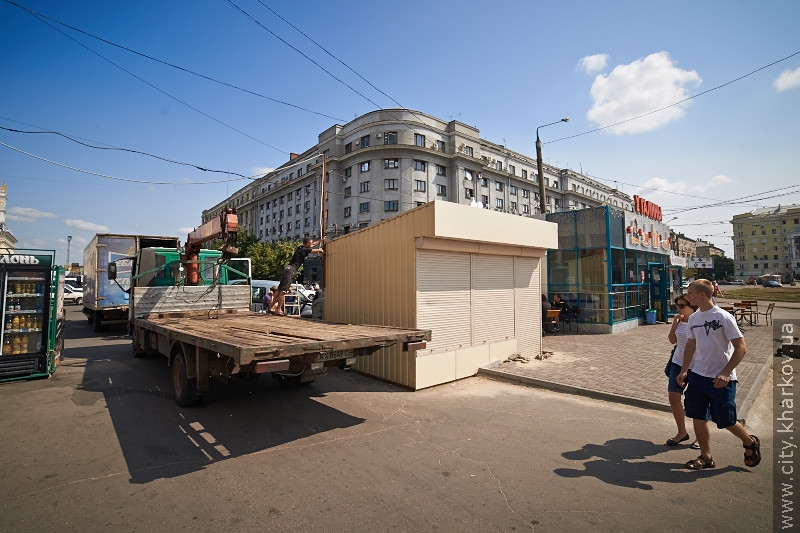 Коло трамваю на Південному вокзалі звільняють від незаконно встановлених кіосків