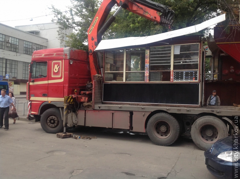 На Південному вокзалі демонтували ще один кіоск