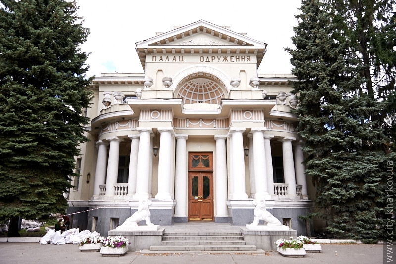 Реконструкцію фасаду Палацу одруження завершать до Дня міста
