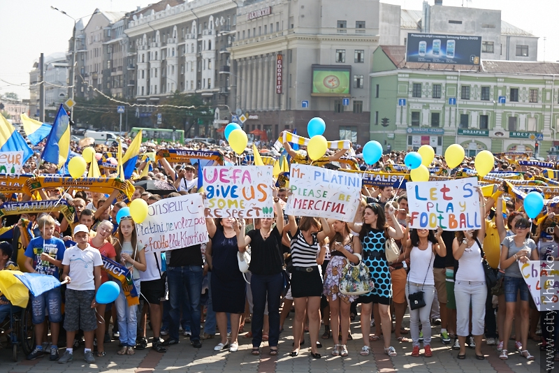 10 тисяч чоловік прийшли на площу Рози Люксембург підтримати «Металіст» - 5