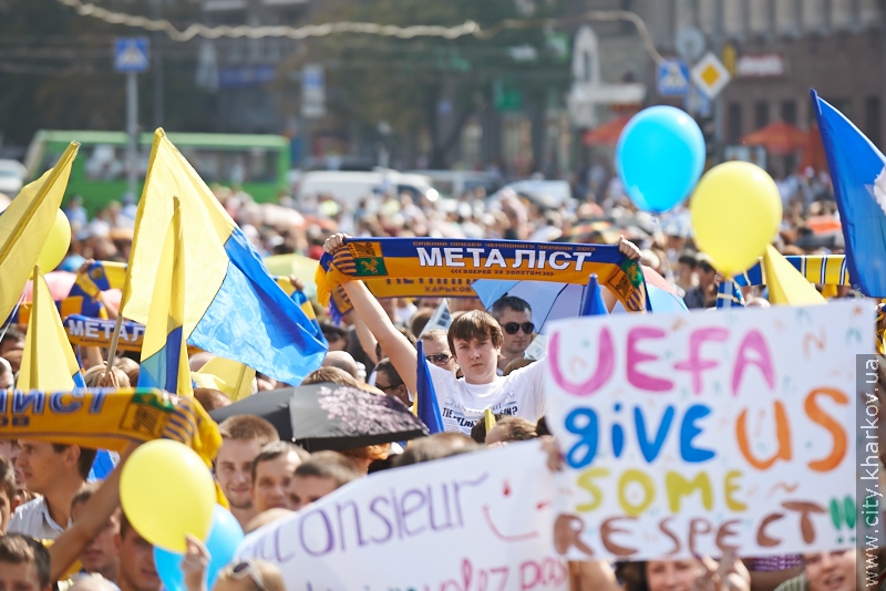 10 тисяч чоловік прийшли на площу Рози Люксембург підтримати «Металіст» - 6