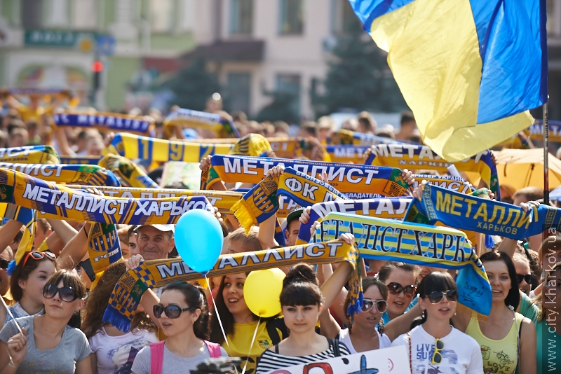 10 тисяч чоловік прийшли на площу Рози Люксембург підтримати «Металіст» - 7