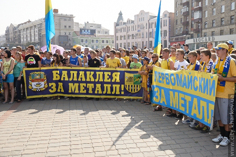 10 тисяч чоловік прийшли на площу Рози Люксембург підтримати «Металіст» - 26