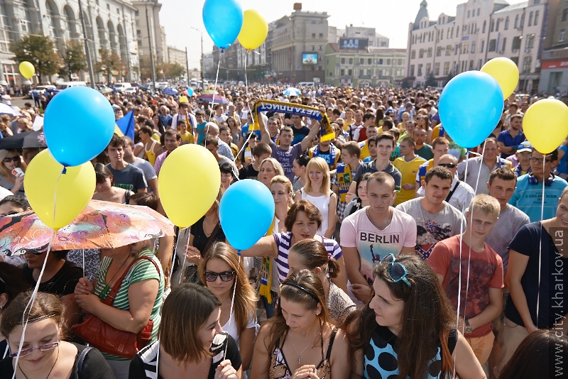 10 тисяч чоловік прийшли на площу Рози Люксембург підтримати «Металіст» - 28