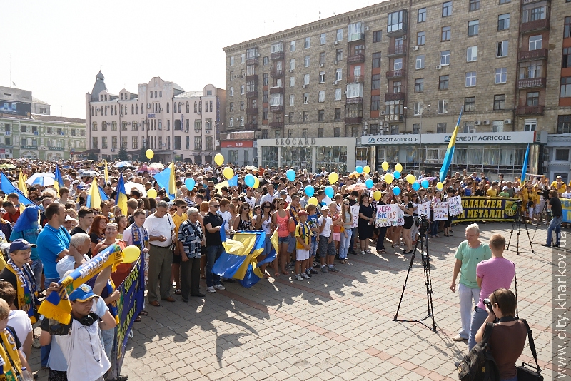 10 тисяч чоловік прийшли на площу Рози Люксембург підтримати «Металіст» - 29