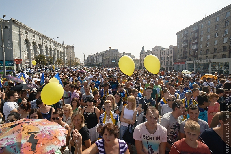 10 тисяч чоловік прийшли на площу Рози Люксембург підтримати «Металіст» - 31