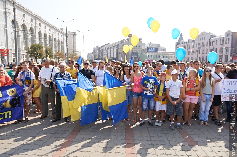 10 тисяч чоловік прийшли на площу Рози Люксембург підтримати «Металіст» - 34