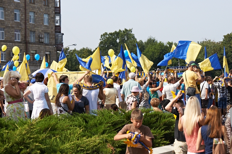 10 тисяч чоловік прийшли на площу Рози Люксембург підтримати «Металіст» - 40