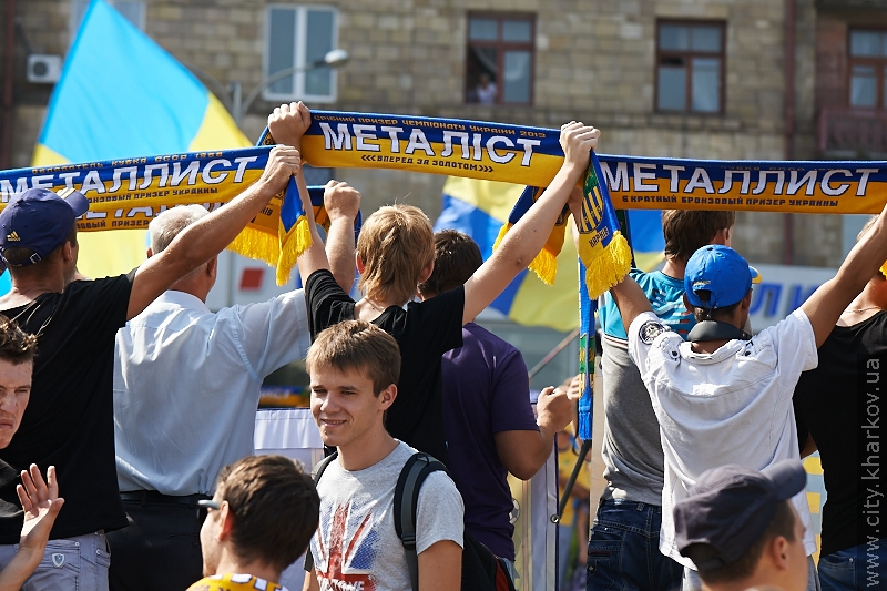 10 тисяч чоловік прийшли на площу Рози Люксембург підтримати «Металіст» - 42
