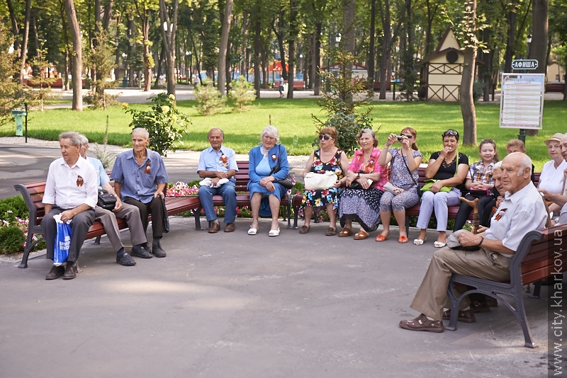 Для ветеранів війни провели святкову екскурсію по Харкову