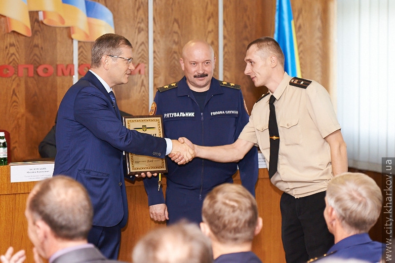Олександр Вілкул вручив харківським рятувальникам ключі від 20 квартир