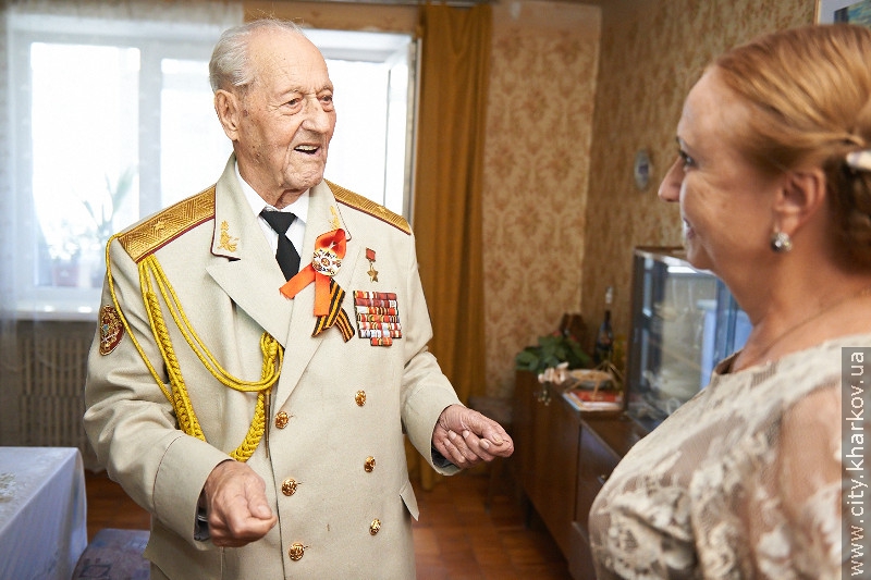 Герой Радянського Союзу Федір Пуртов приймає привітання з 70-річчям визволення Харкова - 4