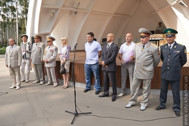 У парку Горького стартував сеанс одночасної гри за участю міжнародних гросмейстерів