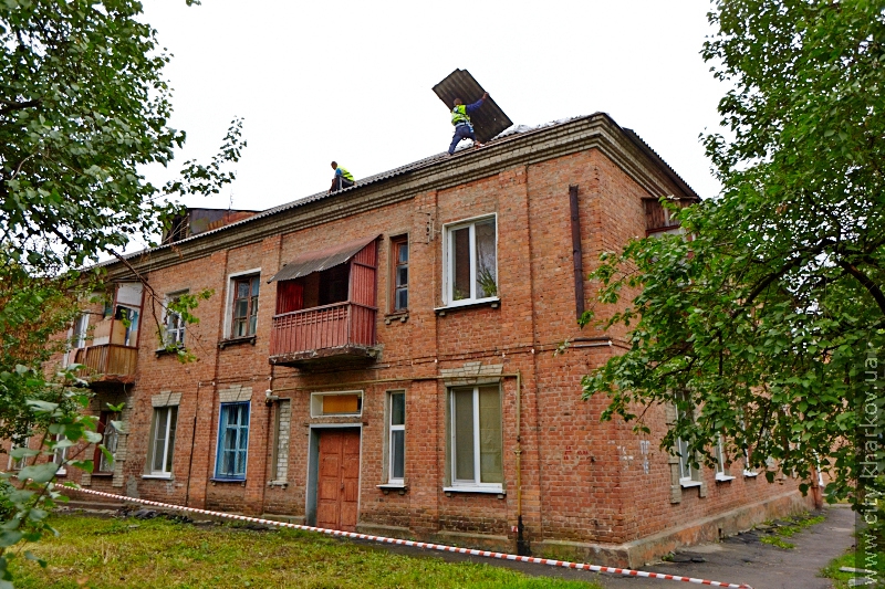 У Харкові відремонтували більше 200 шиферних покрівель