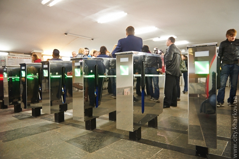 Харківське метро обладнають реверсивними турнікетами - 6