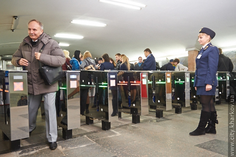 Харківське метро обладнають реверсивними турнікетами - 8