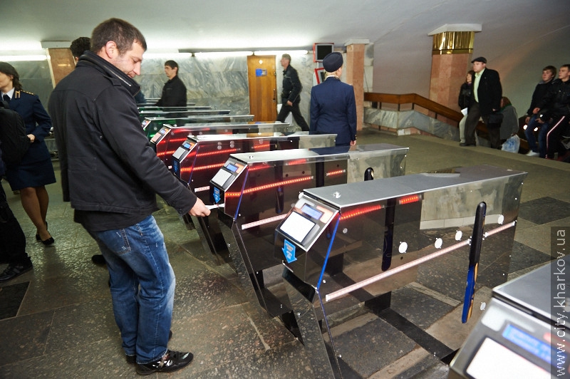 Харківське метро обладнають реверсивними турнікетами - 21