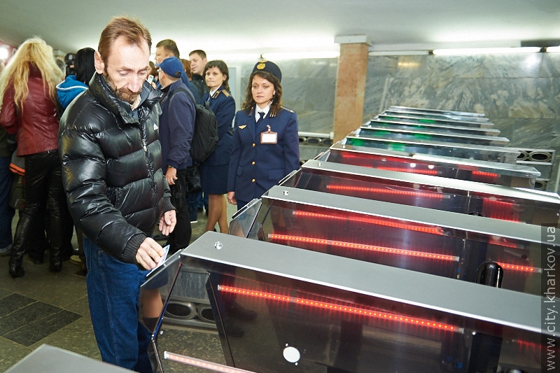 Харківське метро обладнають реверсивними турнікетами - 23