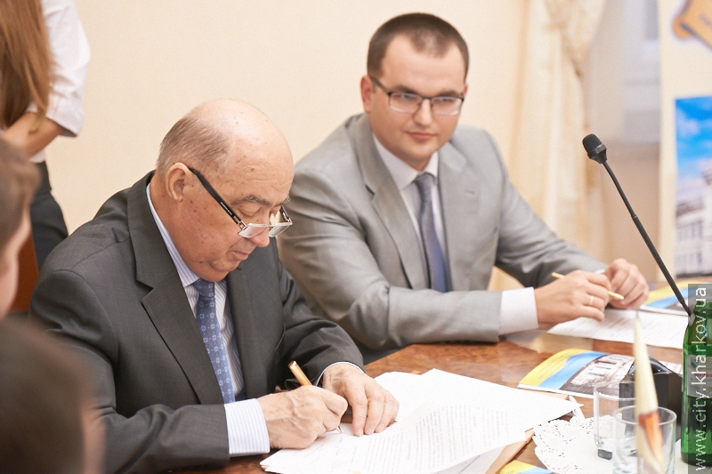 Юракадемія підписала договори про працевлаштування своїх студентів 