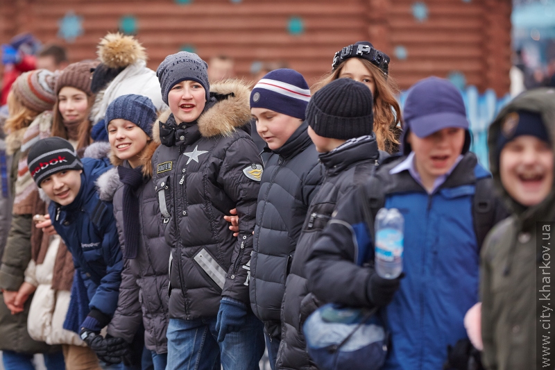 Харківські діти з прийомних сімей відсвяткували День святого Миколая на площі Свободи - 4