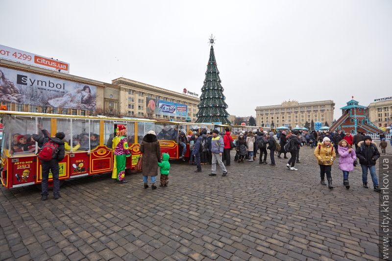 Харківські діти з прийомних сімей відсвяткували День святого Миколая на площі Свободи - 15
