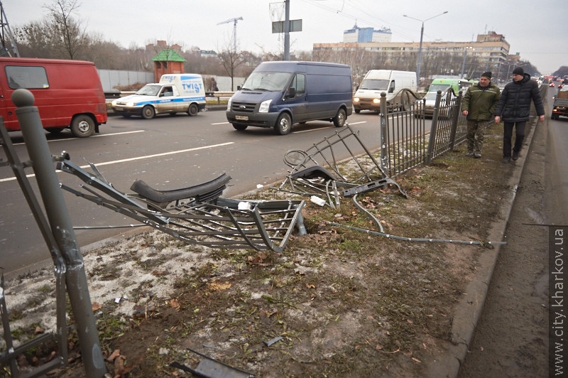 У ДТП біля Саржиного яру та на проспекті Гагаріна пошкодили дорожні огорожі - 1