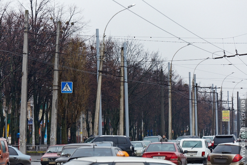 На проспекті Маршала Жукова встановлюють нові опори контактної мережі